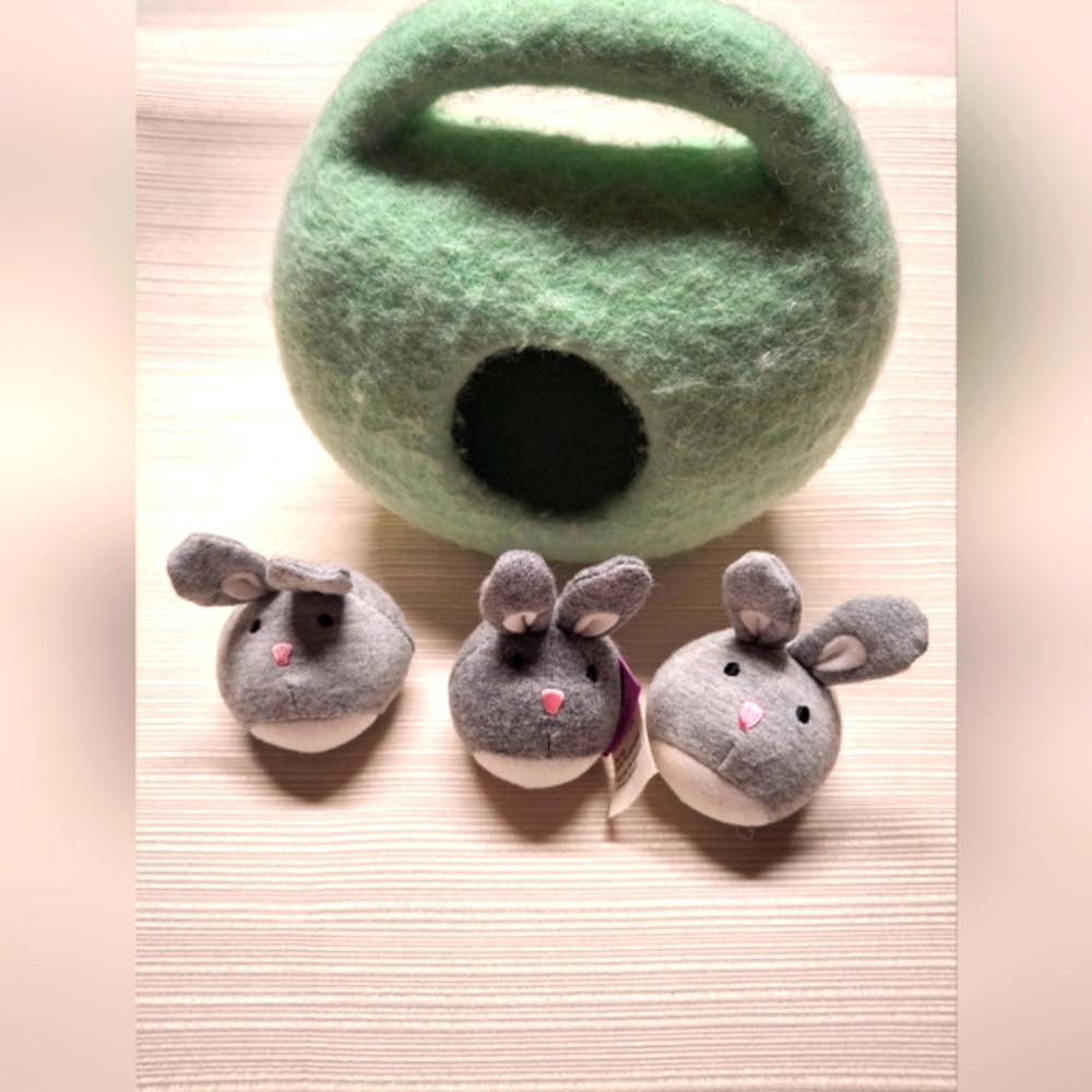 Lovevery Bunnies in A Felt Burrow The Babbler Play Kit Educational Interactive